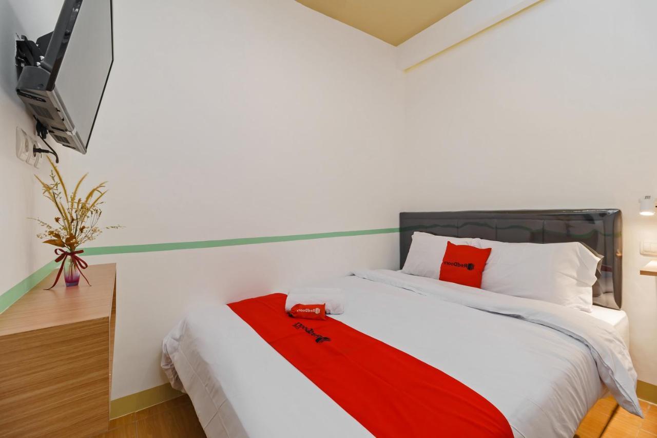 Hotel Reddoorz @ Taman Royal Tangerang Exterior foto